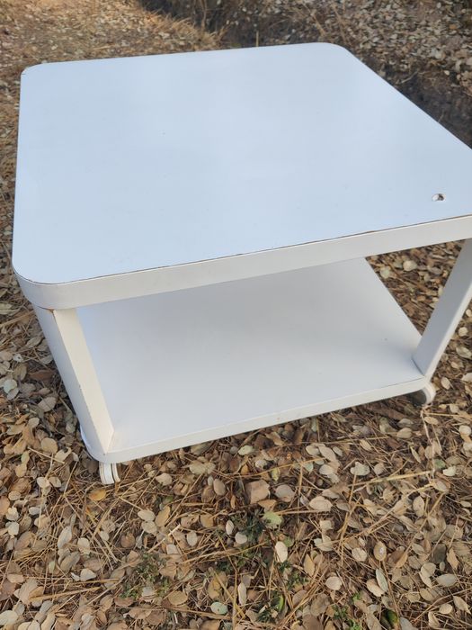 Mesa de centro branca com prateleira – bom estado