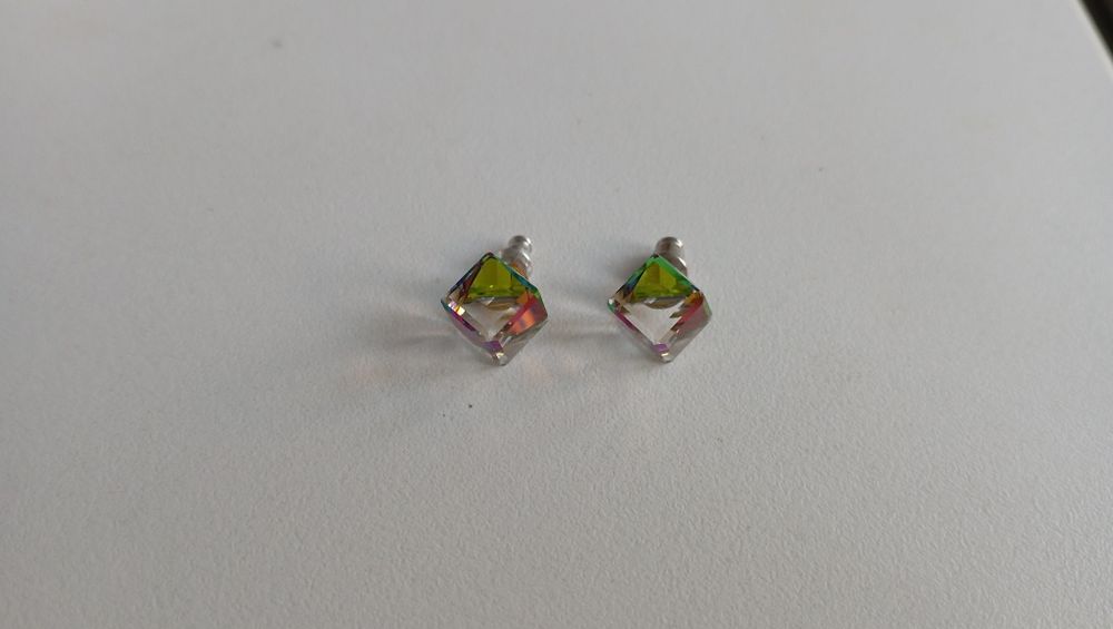 Brincos transparentes com várias tonalidades
