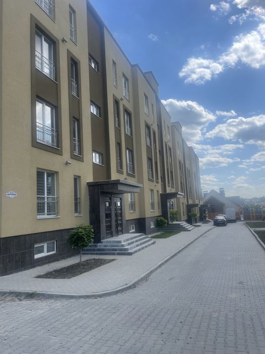 Продам гараж в житловому будинку високий під грузове авто