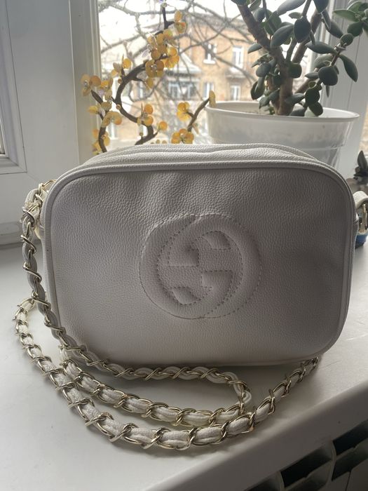 Кросбоді біла Gucci Soho Bag з тисненним логотипом GG