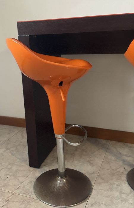 Balcão Madeira com Bancos de pé alto