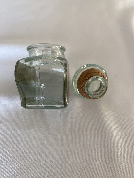 Frasco antigo em vidro, estanho e tampa de vidro com rolha de cortiça.