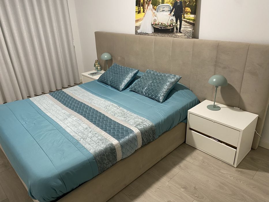 Cama com cabeceira de 3 metros de camursa como nova