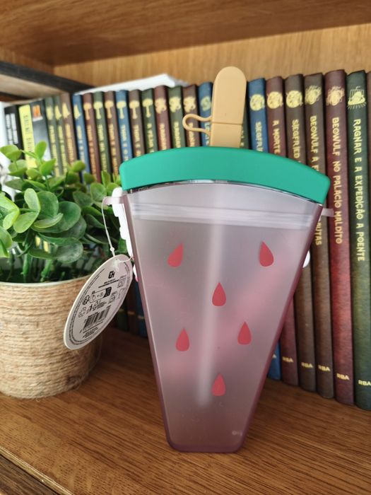 Garrafa com forma de frutas para levar como minimala