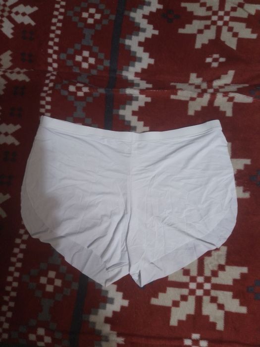 Białe bokserki z szerokim rozcieciem na bokach