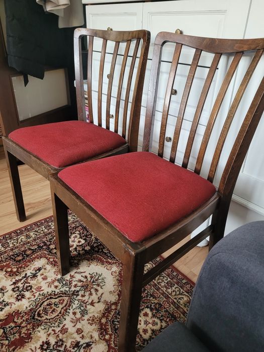 Dwa  stare krzesła .