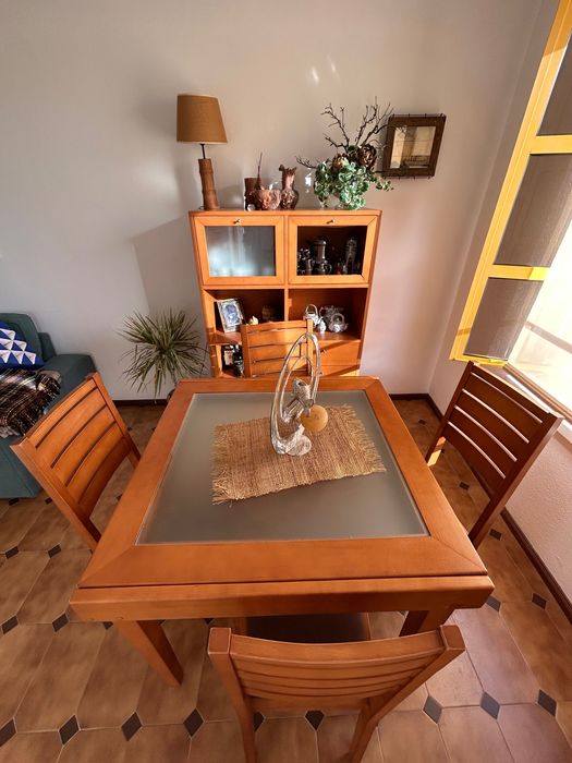 Mesa e cadeira de refeição
