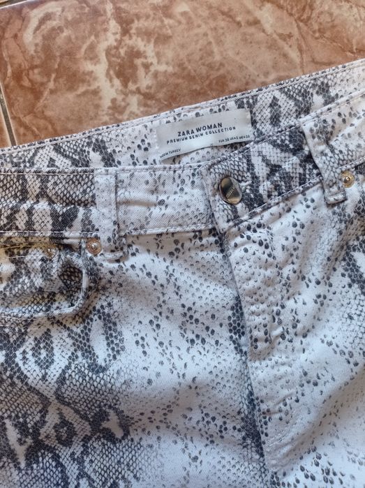 Джинсы скини ZARA, змеиный принт, питон, высокая посадка