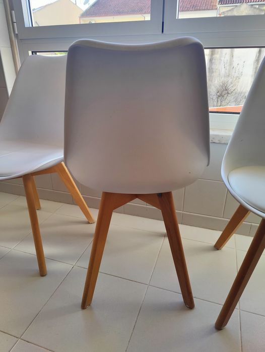 Cadeira estilo nórdico, branca almofadada