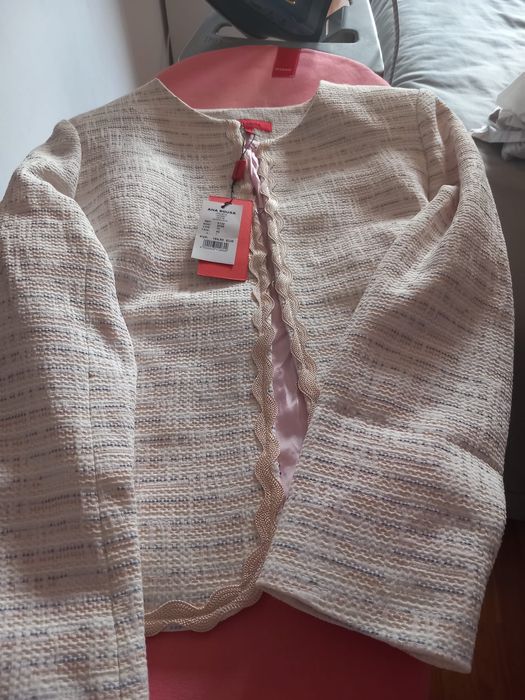 Vendo um conjunto de blezer e saia  novo com etiqueta ..