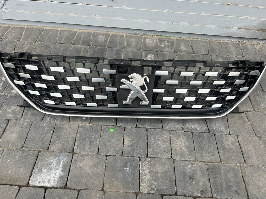 Peugeot 508 решітка бампера.