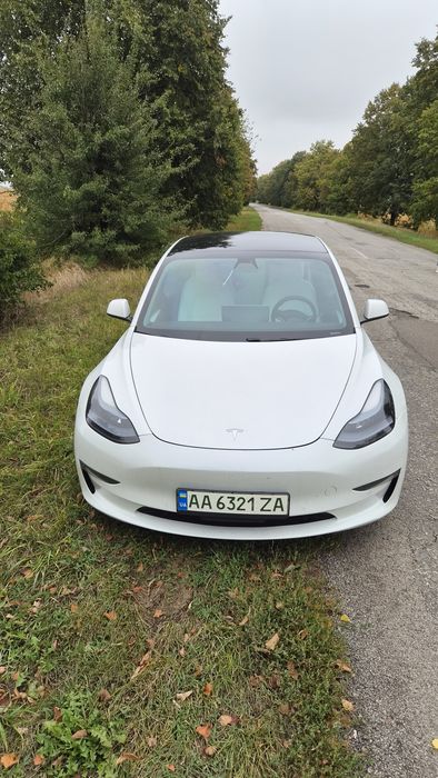 Tesla model 3 2021 року