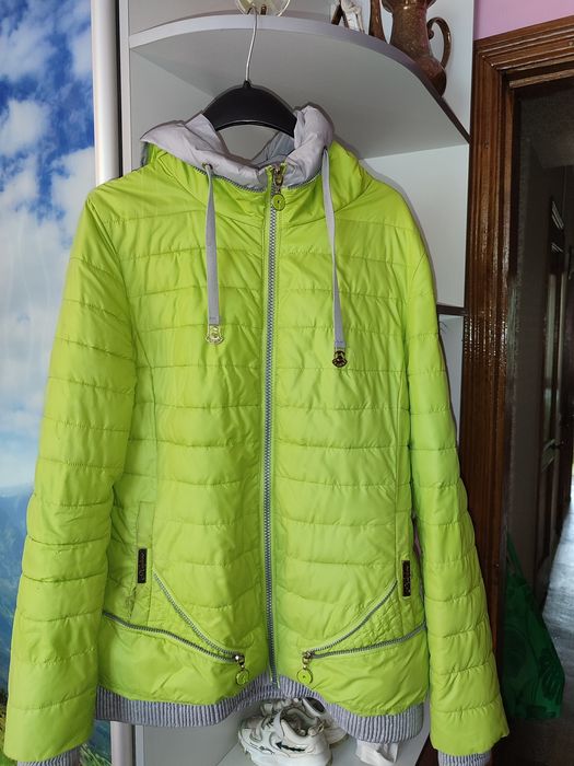 Продам куртки, підліткоаі на девчінку 44р.а також жіночу 50 р