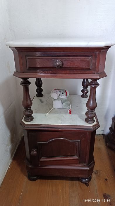 Quarto de solteiro cama cómoda mesinha de cabeceira