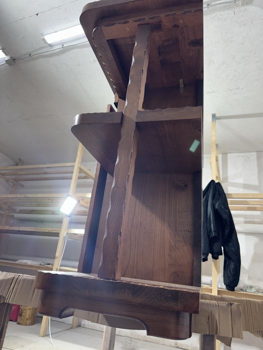 Комод із натурального дерева.