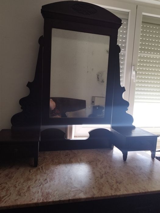 cómoda com espelho e mármore