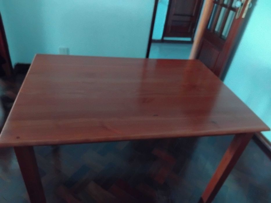 Mesa de jantar em pinho mel maciço ( Completamente nova )