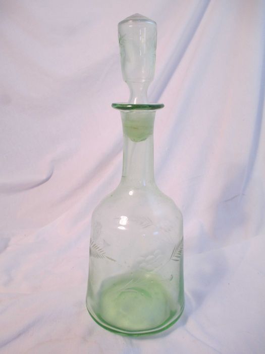 Garrafa de vidro verde antiga