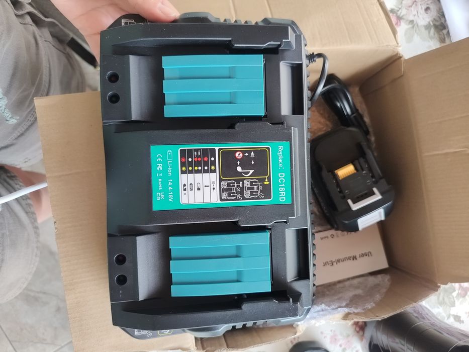 Makita DC18RD и два аккумулятора BL1855B.