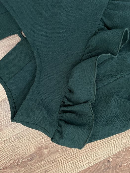 Zielona sukienka elegancka taliowana z falbanką h&m old money