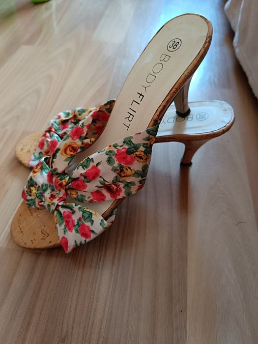 Buty sandały na obcasie w kwiaty 38
