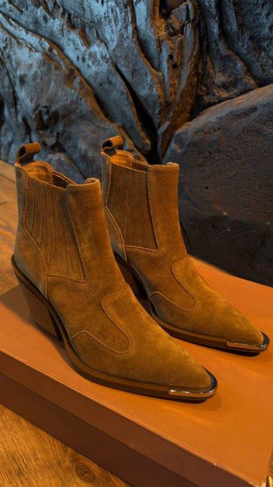 Стильні замшеві козаки