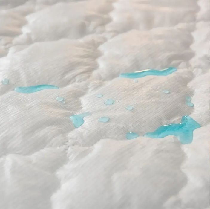 Водонепроникний стьобаний наматрасник-простирадло.