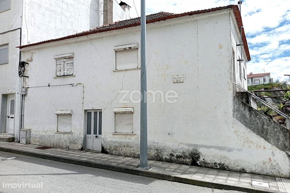 Moradia para reconstruir no centro de Miranda do Douro