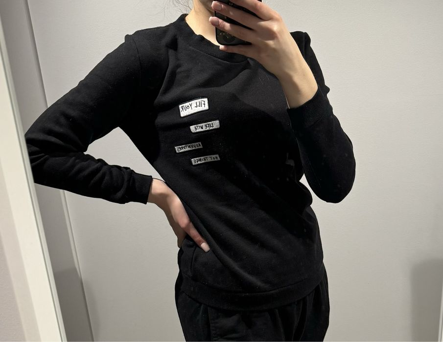 Bluza czarna z naszywkami