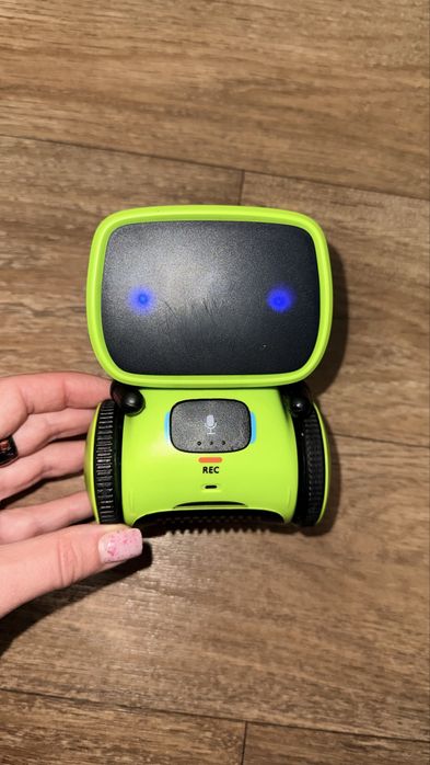 Робот з голосовим управлінням ( AT-robot)