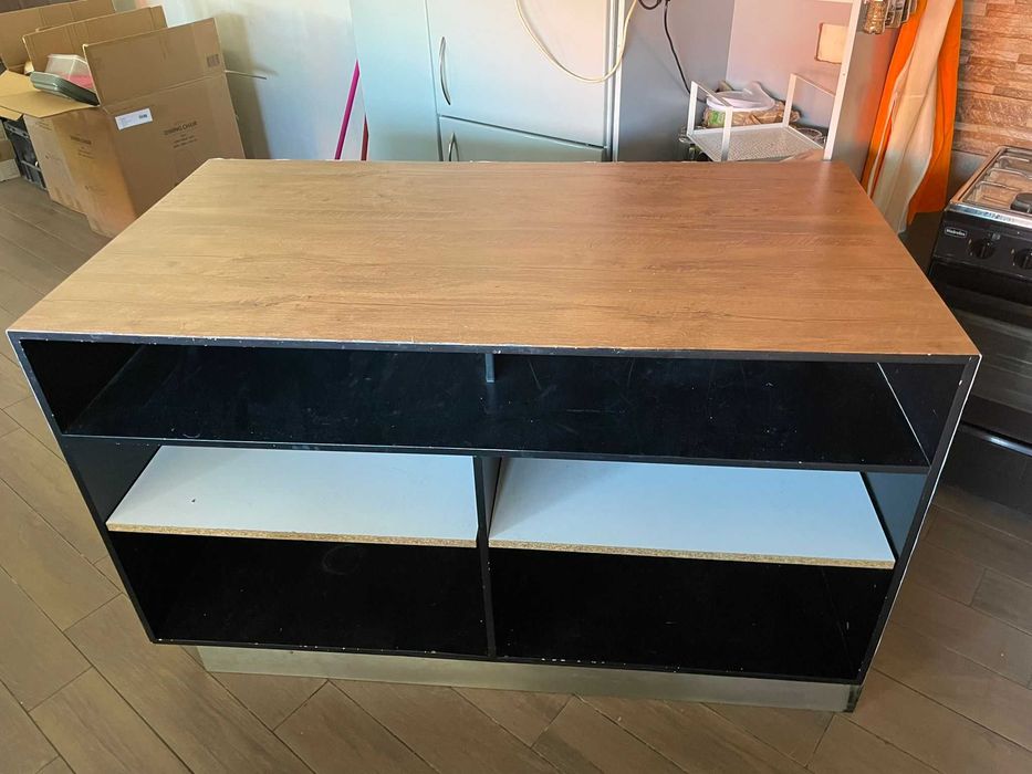 Móvel em madeira com muita arrumação