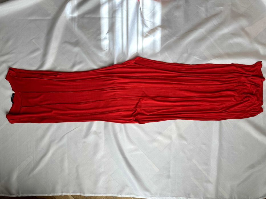 Червона сукня з боковими вирізами