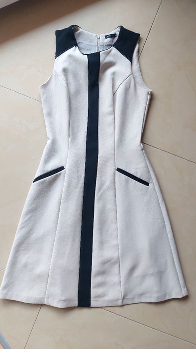 Elegancka sukienka beżowo czarna ze szlufkami Mohito