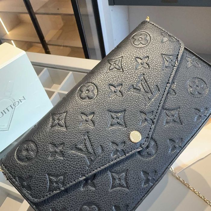 Ciemno - czarny torba na ramię marki LV.