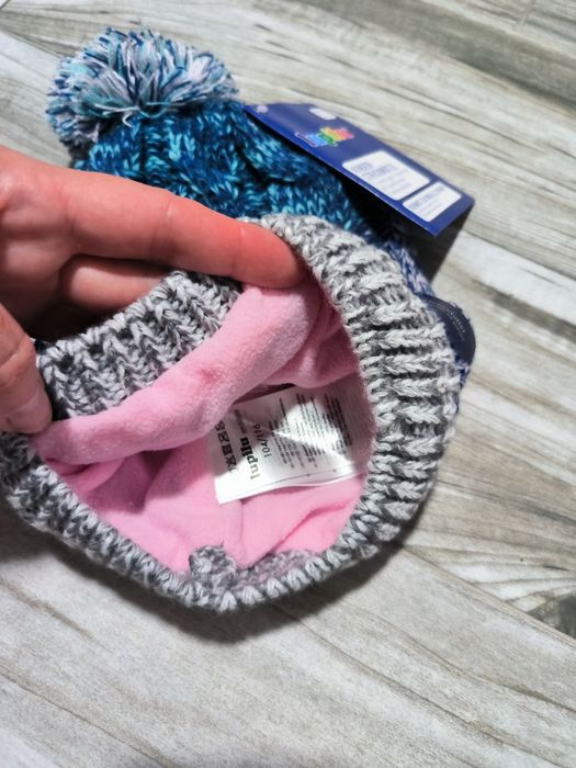 Нова шапка для дівчинки шапочка