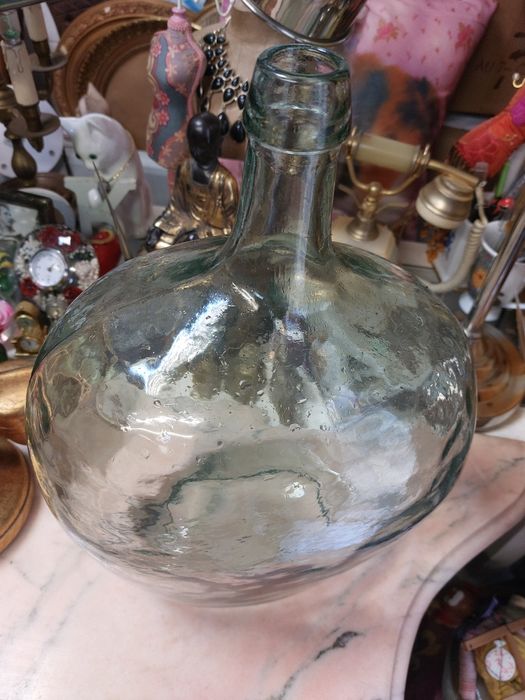 Garrafão de vidro antigo, frequentemente referido como "Dame Jeanne"