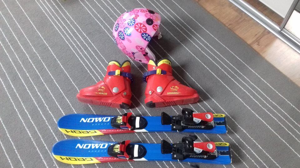 Narty dzieciece buty i kask.
