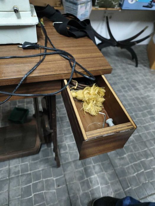 Máquina de Costura Singer com móvel e pedal – a funcionar