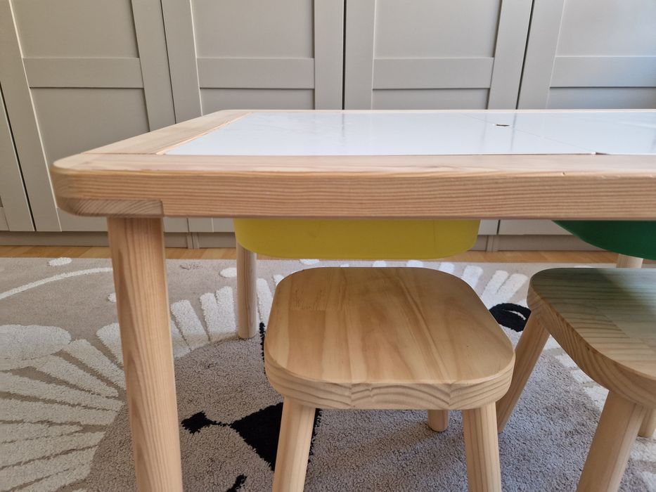 Stolik dziecięcy plus krzesła