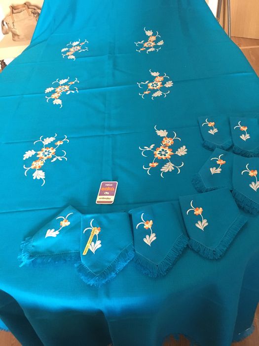 Toalha Nova primaveril com 12 guardanapos 1,50—2,40 nunca usada