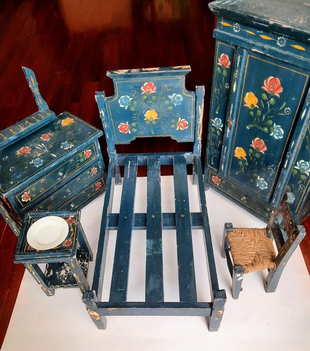 Mobília alentejana de quarto de bonecas tradicional alentejana