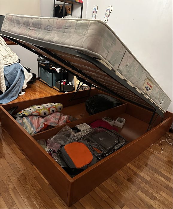 Cama casal com elevatoria