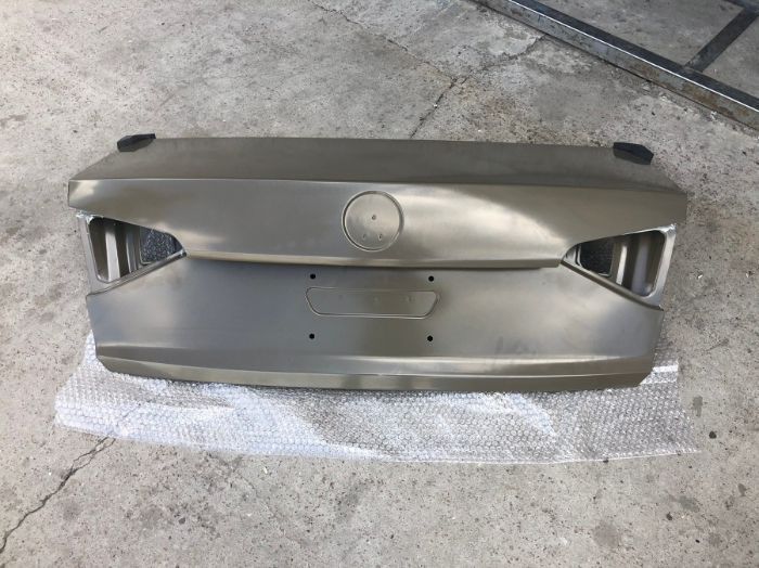 Крышка багажника Volkswagen Passat B8   561827025L