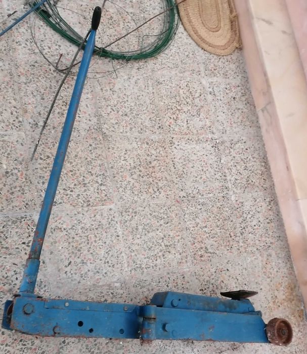 Macaco auto, 2 t (? ), usado, bastante resistente