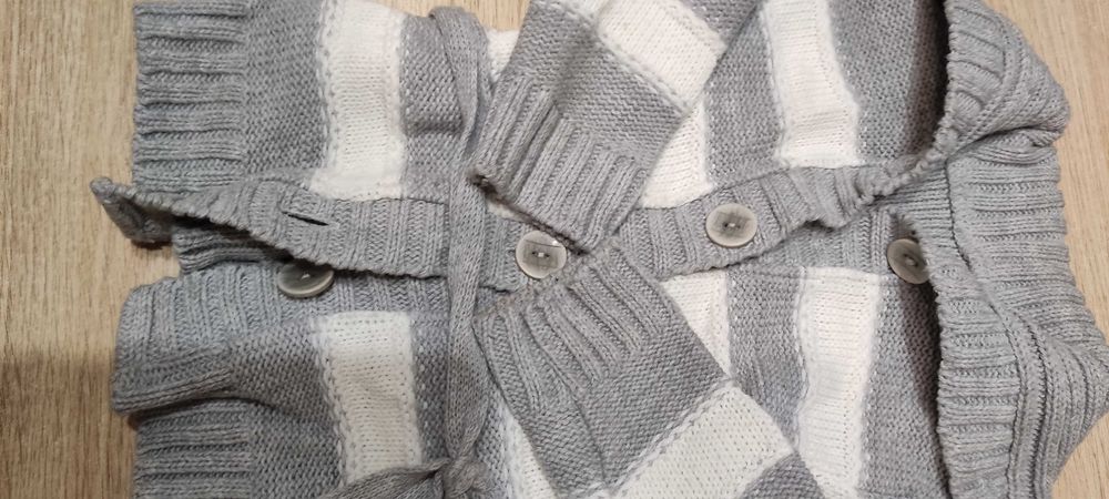 sweter na guziczki