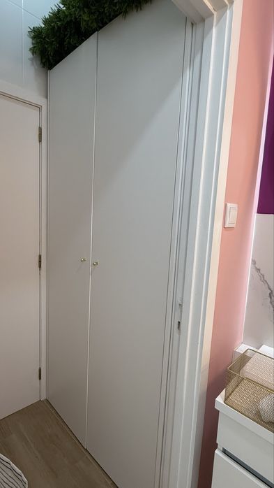 Armario branco com prateleiras internas