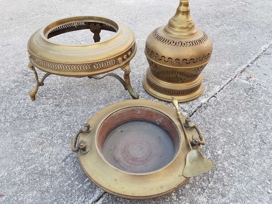 Koksownik mosiężny z pogrzebaczem.