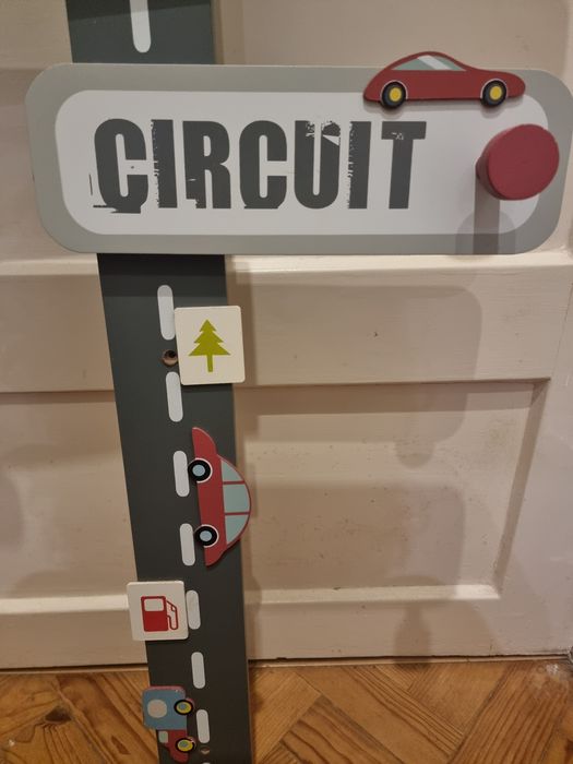 Cabide para quarto de menino