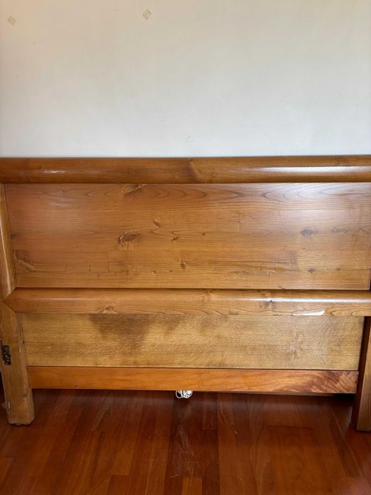 Cama de casal em madeira maciça