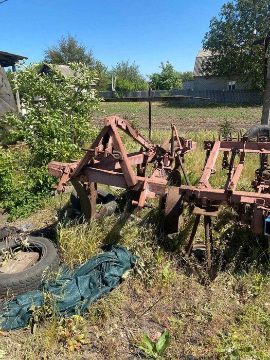 Трактор МТЗ 80 з насадками (причепа, оприскувач, плуг)